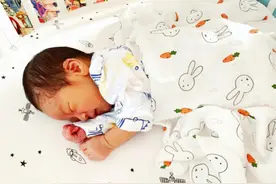 孩子睡觉踢被子可能不是因为热，这些原因也要重视，关系到健康图片