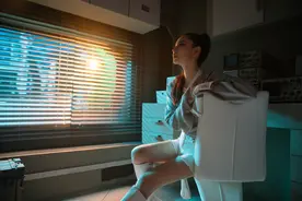 戚薇白色超短裤大长腿性感写真图片
