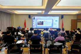 涂乔楚在澳头街道工委党校讲党史课图片