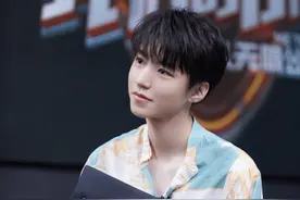 王俊凯人像雕塑印花衬衫，充满夏日气息的王俊凯来啦图片