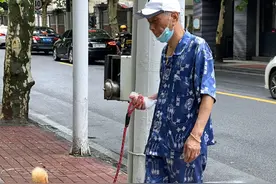 上海6、70岁大爷真敢穿，睡衣配亚瑟士运动鞋，却意外穿出时尚感图片