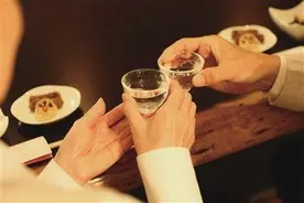 60岁大爷每晚都喝杯白酒，后来身体有哪些变化？或与想的不一样图片