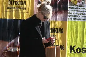 露西·宝通与男友同框，半丸子头俏皮可爱，发色受当代年轻人喜欢图片