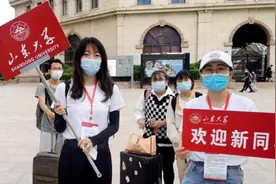 985大学选址荒凉，被学生调侃为“流放地”，需要骑着骆驼去上学图片