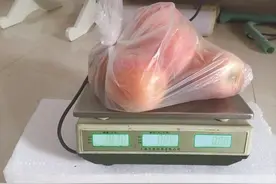 买东西称重是放电子秤中间吗？放两边称竟相差110克，购物需注意图片