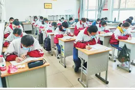 淄博高三学子复学后迎来模拟考试 考场比拼 学子奋笔疾书大练兵图片