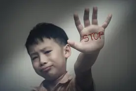 孩子为何越惩罚越叛逆，根本原因在这里，四大原则正确"管教"图片