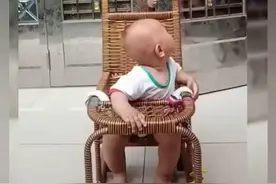 妈妈与姐姐一起扮“妖怪”吓唬弟弟，弟弟崩溃大哭，爸爸当场气炸图片