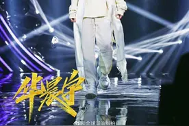 华晨宇《歌手》新造型，穿纯净圣洁的白衣衫，融合清雅的古典风韵图片