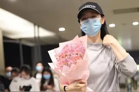 咏梅久违走机场，一身慵懒家居服暴露肚腩，身材发福挡不住贤妻范图片