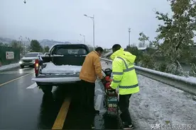 不收钱，只出力！点赞奋战在风雪中的南山义务应急救援队图片