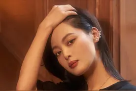 辛芷蕾晒“蚂蚁腰”不久，现在又自嘲：胖了2斤，一斤半长脸上了图片