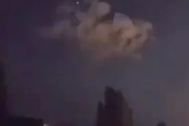 国外网友拍到不明物体在空中爆炸：绿色亮光照亮整个天空图片