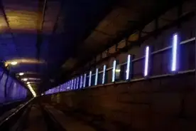 地铁那么快，窗外的广告是怎么“追”上来的？图片