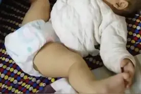孩子睡姿显示智商和性格，这一种睡姿，说明娃性格好、大脑发育好图片