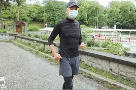 66岁周润发老当益壮！两鬓发白仍坚持晨跑，路遇粉丝耐心配合拍照图片