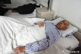 老两口一生无儿无女，老汉临终前回光返照，对老伴说：女儿要来了图片