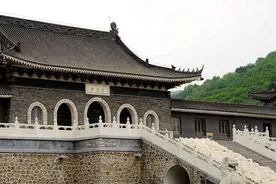 中国最穷寺庙，禁止香客捐钱，僧人一天只吃一顿，一生只穿一件衣图片