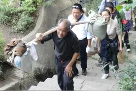 泰山为什么不取消“挑山夫”？有缆车却不运货？导游说出了真相图片