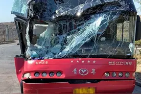 大巴车追尾半挂车 防御性驾驶技巧很重要图片