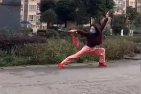 走红网络的提剑丢垃圾女孩竟是峨眉派传人，网友：女侠好功夫！视频封面