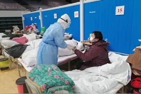 武汉方舱医院护士口述：每班次四小时全程要八小时，有位大爷一直问会不会死，要帮患者消除恐惧图片