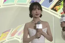 又被李菲儿美到了，一袭白色抹胸裙甜美俏皮，扎低丸子头像小公主图片