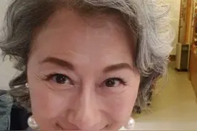 叶倩文庆祝60岁生日，晒满头白发满脸皱纹纯素颜照：真正的样子图片