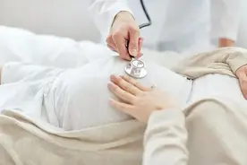 46岁妈妈和女儿同时怀孕，要不要孩子？检查结果让她陷入两难…图片