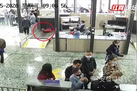近日湖南两男子进车站，过安检时竟躺进安检机图片