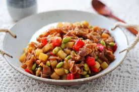 入冬必备的懒人饭，有肉有菜，省时省力，浓浓的汤汁拌米饭，太香图片