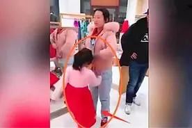 7岁女孩连踢妈妈3脚，只因妈妈忘买饮料，最后爸爸做了这样举动图片
