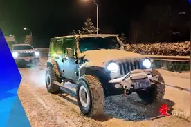 新闻特写：雪夜里的“马帮”车队图片