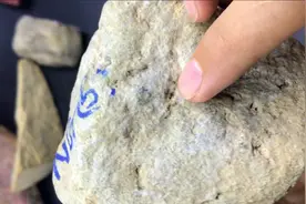 莫西沙翡翠原石，场口正有脱沙，做出的成品会是怎样？图片