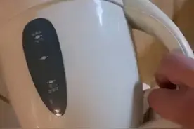 太恶心！百万粉丝吃鸡主播被曝光，他住酒店时在水壶沐浴露瓶内撒尿、吐口水，称：反正没人管，结局大快人心图片