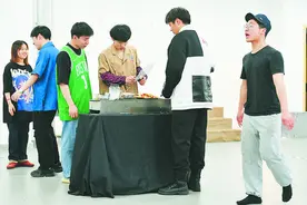 卖菜 卖鱼 卖烧烤 艺术学院大学生体验生活练演技图片