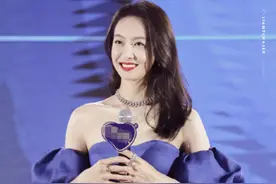 宋茜跪在地上和粉丝合影，出道12年终成女神，素质真不是吹的图片