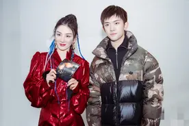 黄奕第一次帮女儿追星，还与易烊千玺合照，网友：好羡慕她女儿图片