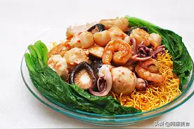 广东顺德经典的豪华海鲜香脆炒面图片