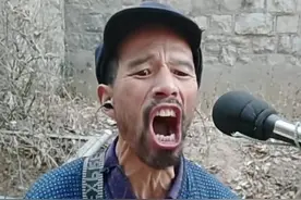 网红美女向本亮大叔求婚，自称绝不为钱，却遭男方严词拒绝图片