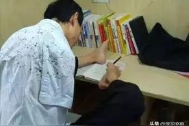 用脚写字，四川90后无臂男孩，如愿考上985大学研究生图片