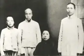 1910年，17岁的毛泽东出去求学，母亲含泪说：我的儿子要干大事的图片
