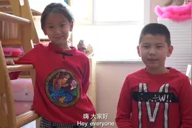 柯尔克孜族小男孩米尔拜克和妹妹的快乐生活图片