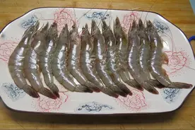 无论煮什么虾，都不要直接加水煮，多加这1步，虾肉鲜嫩无腥味图片