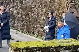 赵丽颖新剧占用村民家，被骂后一脸不悦疑翻白眼，借用道具不归还图片