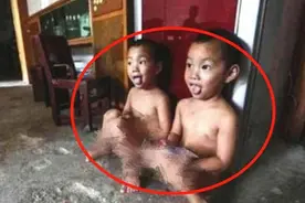 新搬来的双胞胎从没穿过衣服，邻居心疑报警，孩子妈：他们不能穿图片