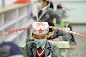 开学第一天，杭州小学生戴一米帽上课，网友：被萌翻啦，太可爱了图片