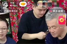 赵本山一家直播！坐土炕用大盆盛菜好朴实，妻子气质年轻像两代人图片