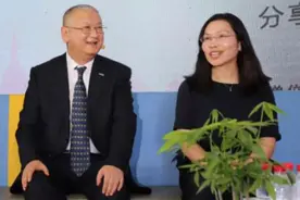 陕甘女首富与交大女校友：一样的白手，不一样的“套”图片