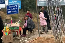搞笑图片:富贵险中求，看来大妈是想拼一下着了图片